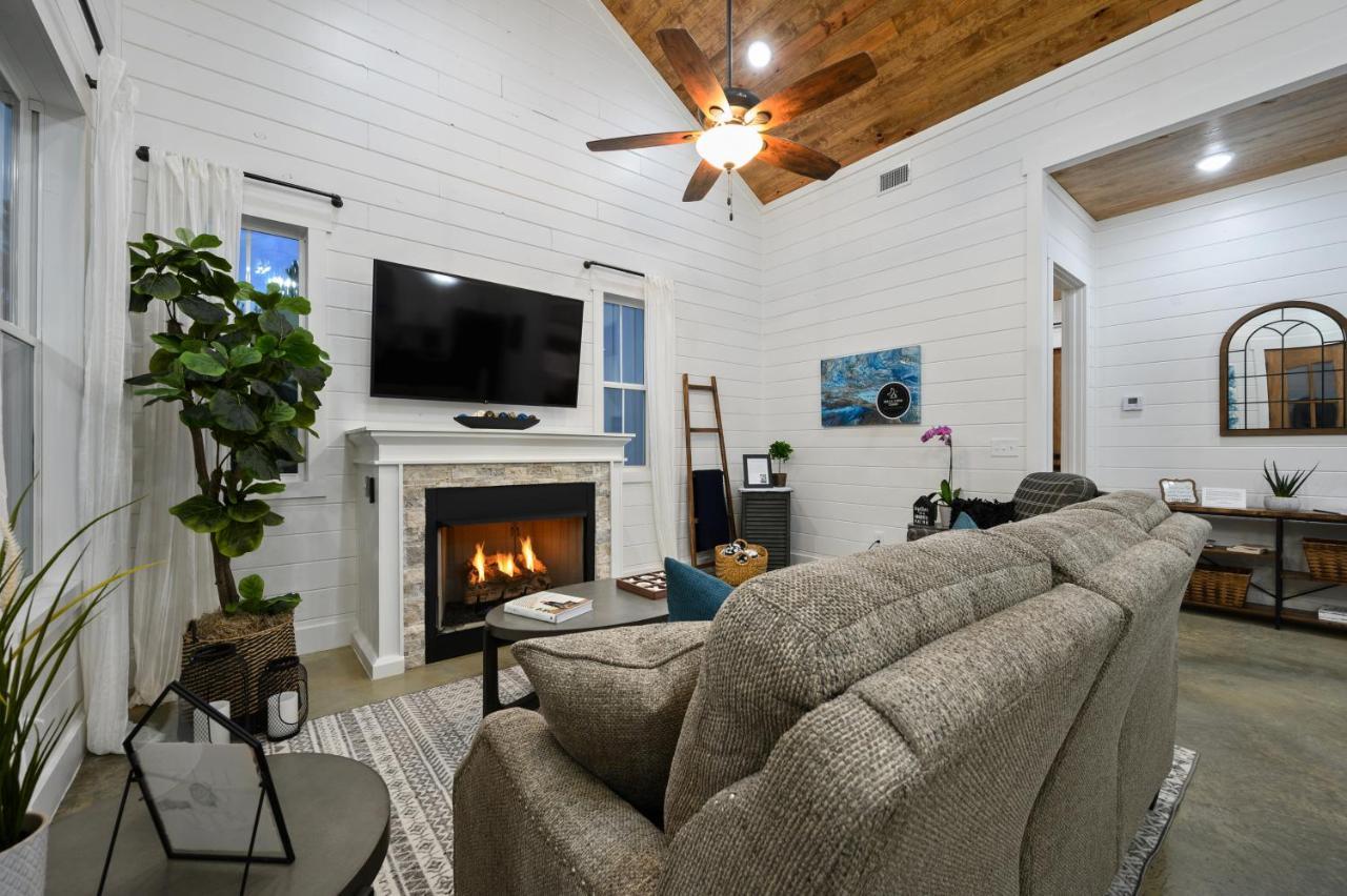 Bella Luna Cabin - Cozy Farmhouse Cabin, Private Deck, Swing Set, Fire Pit, Hot Tub Vila Broken Bow Exterior foto