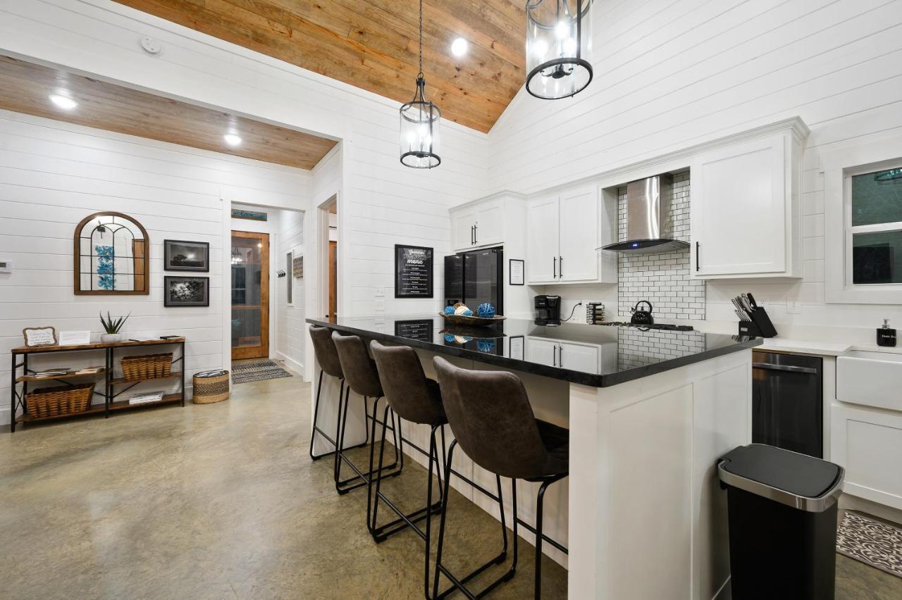 Bella Luna Cabin - Cozy Farmhouse Cabin, Private Deck, Swing Set, Fire Pit, Hot Tub Vila Broken Bow Exterior foto